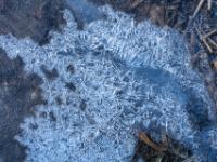 Kreuz und querliegende Formen am Rande einer rauen Eisschicht